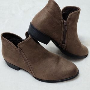 Time and Tru Booties/Ankle Boots Brown Size 8 Wide